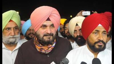 The bonhomie that Charanjit Singh Channi and Navjot Sidhu had publicly exuded soon after the former’s surprise elevation as Punjab’s first Dalit chief minister quickly evaporated, giving way to an intense tussle over power politics. (Keshav SIngh/HT) The bonhomie that Charanjit Singh Channi and Navjot Sidhu had publicly exuded soon after the former’s surprise elevation as Punjab’s first Dalit chief minister quickly evaporated, giving way to an intense tussle over power politics. (Keshav SIngh/HT)