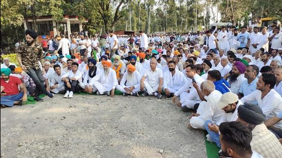 Naraingarh Sugar Mills workers, along with farmers, before ending their strike on Tuesday. (HT Photo)
