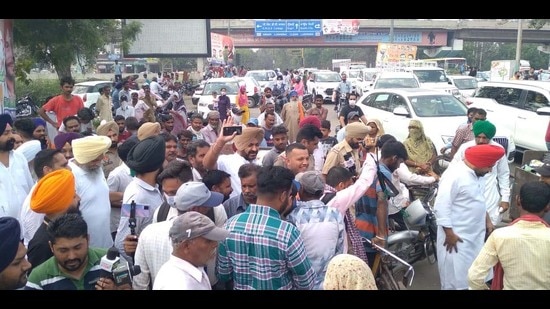 Garbage collectors protesting at the Dugri Canal Bridge in Ludhiana on Tuesday over being stopped from dumping waste at the static compactor site in the area. (HT photo)