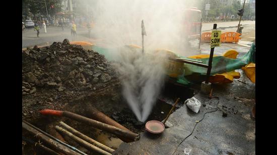 Residents across Navi Mumbai complain of strong gas smell emanating from various parts of the city on Tuesday. NMMC official claims source to be from a plant in Chembur. (For representational purposes only) (BACHCHAN KUMAR/HT FILE PHOTO)