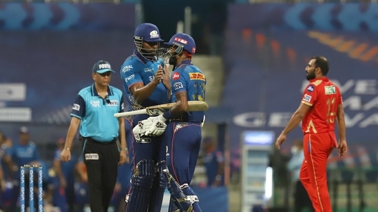After Tiwary's wicket, Hardik Pandya took up the run-scoring duties. Along with Pollard (15 off 7*), he smashes an unbeaten 30-ball 40 to take MI to a 6-wicket win with 6 balls to spare.(BCCI/IPL)
