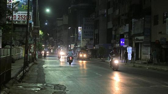 PMC standing committee approves funds to resurface Tilak road (in pic) and other four major roads. (HT FILE)