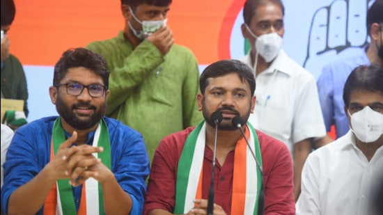 Independent Gujarat MLA Jignesh Mewani and former JNU student leader and CPI leader Kanhaiya Kumar at All India Congress headquarters. (Raj K Raj/HT)