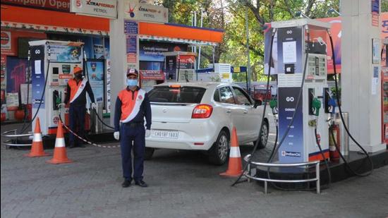 Oil marketing companies (OMCs) are forced to raise petrol and diesel rates as international oil prices are surging. (HT Photo)