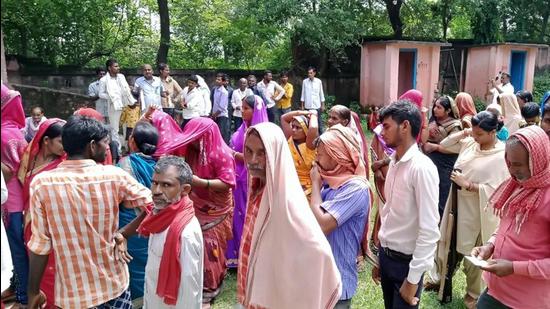 Voters waiting outside a polling booth to cast their votes during the first phase of panchayat polls in Kaimur. (Ht File)