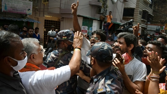 BJP and TMC supporters clash during an election campaign in Bhabanipur, Kolkata. (ANI Photo)(Saikat Paul)