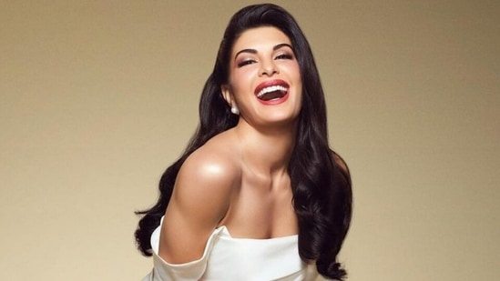 Jacqueline Fernandez has a Marilyn Monroe moment in <span class='webrupee'>?</span>45k sexy white off-shoulder gown(Instagram/@chandiniw)