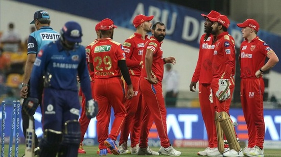 Mohammed Shami celebrates with teammates after dismissing Quinton de Kock for 27.(BCCI/IPL)