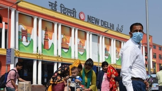 Train passengers wait for autos and taxis at New Delhi Railway Station on Sunday. (Arvind Yadav/HT)