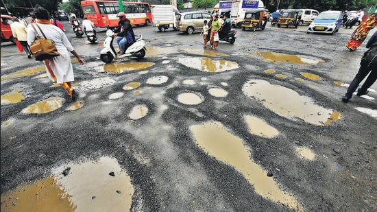 Potholes at Anand Nagar, Ghodbander Road in Thane. The Maharashtra government has been receiving flak for the poor condition of the highways including in Mumbai, Thane, Nagpur, Nashik among other cities (HT Photo)