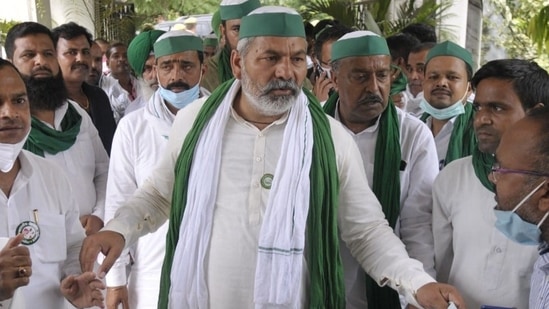 File image of BKU leader Rakesh Tikait (centre).