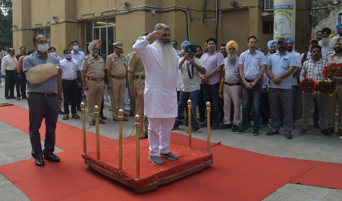 Before the meeting, the district administration accorded a guard of honour to Bharat Bhushan Ashu during his first visit to the city after his appointment as Cabinet minister under newly appointed chief minister Charanjit Singh Channi. (HT Photo) Before the meeting, the district administration accorded a guard of honour to Bharat Bhushan Ashu during his first visit to the city after his appointment as Cabinet minister under newly appointed chief minister Charanjit Singh Channi. (HT Photo)