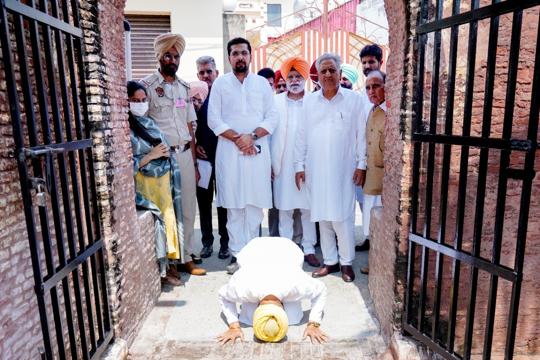 Chief minister Charanjit Singh Channi bowing his head in reverence a the threshold of Shaheed Bhagat Singh’s ancestral house at Khatkar Kalan on Tuesday. (HT Photo)