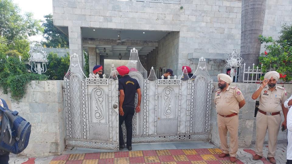 Security personnel outside the house of Navjot Singh Sidhu in Patiala on Tuesday after he quit as the Punjab Congress chief. (HT Photo)