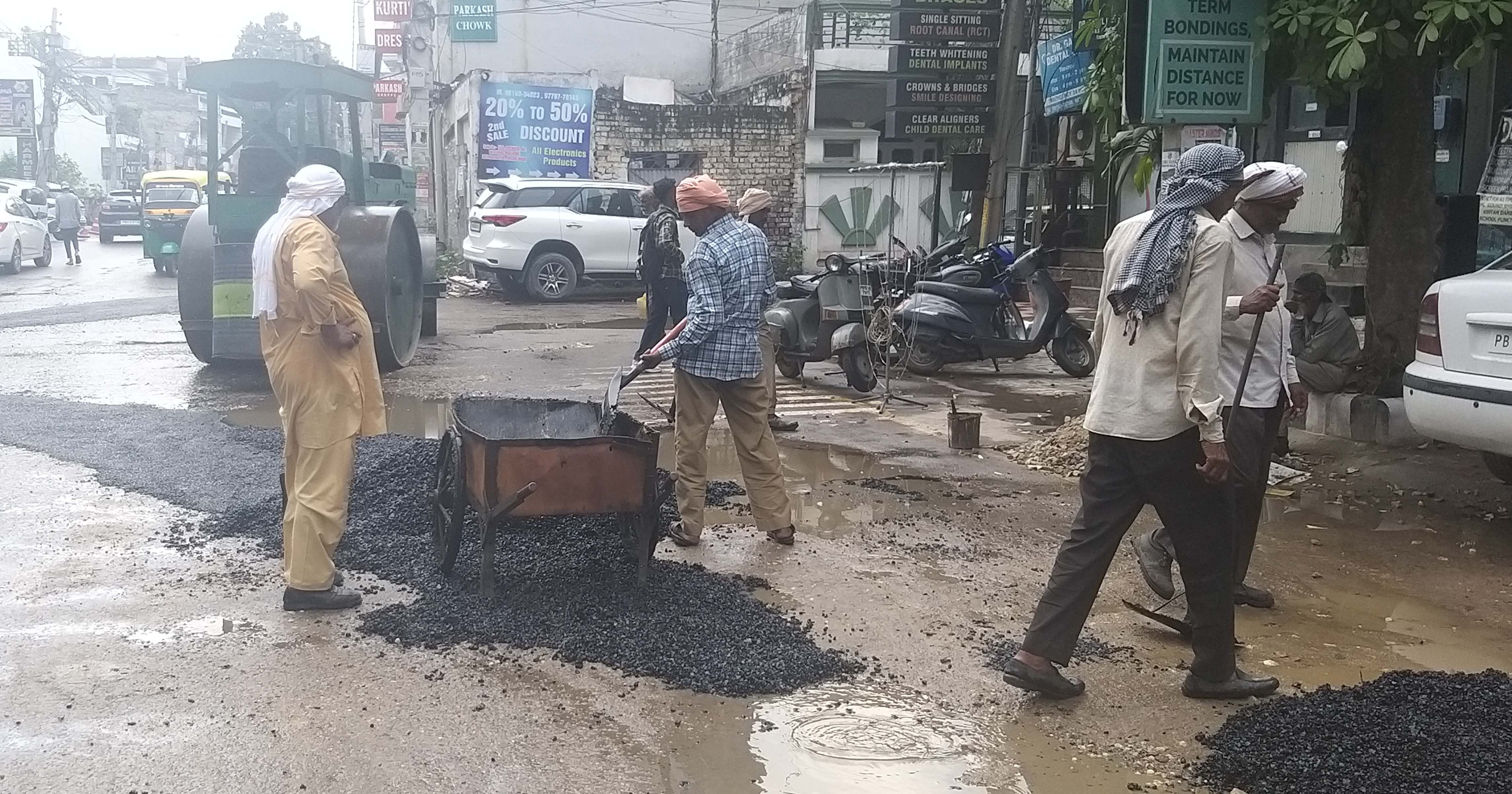 MC staff repairing the Model Town-Jawaddi road despite water logging in Ludhiana . (HT Photo) MC staff repairing the Model Town-Jawaddi road despite water logging in Ludhiana . (HT Photo)