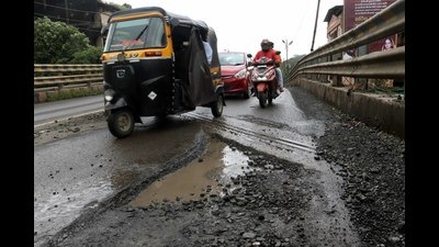 Potholes on Shahad Bridge in Kalyan lead to constant traffic jam, bumpy rides for motorists during monsoon. (RISHIKESH CHOUDHARY/HT PHOTO) Potholes on Shahad Bridge in Kalyan lead to constant traffic jam, bumpy rides for motorists during monsoon. (RISHIKESH CHOUDHARY/HT PHOTO)
