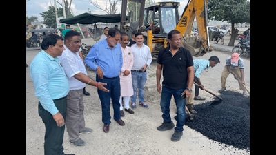 Ludhiana mayor Balkar Sandhu inspecting road repairs along with councillors and MC officials on Wednesday. (HT photo) Ludhiana mayor Balkar Sandhu inspecting road repairs along with councillors and MC officials on Wednesday. (HT photo)