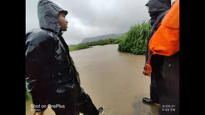 Revellers stuck at Pandavkada waterfalls in Kharghar as water level in a stream rose on Tuesday. They were rescued by fire brigade officials later in the day. (HT PHOTO) Revellers stuck at Pandavkada waterfalls in Kharghar as water level in a stream rose on Tuesday. They were rescued by fire brigade officials later in the day. (HT PHOTO)