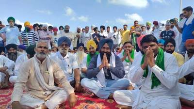 Soon after getting information about BJP’s programme, farmers associated with the Samyukta Kisan Morcha (SKM) reached the Jundla grain market and later staged a protest at the main entrance of the venue. (HT Photo)
