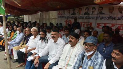 Members of Non-National Democratic Alliance (NDA) parties take part in the day-long sit-in protest outside Raj Bhawan in Ranchi on Wednesday. (HT PHOTO) Members of Non-National Democratic Alliance (NDA) parties take part in the day-long sit-in protest outside Raj Bhawan in Ranchi on Wednesday. (HT PHOTO)