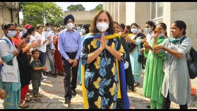 The GMSH-16 staff bidding farewell to Dr Amandeep Kang, director health services, who led the fight against the Covid-19 second wave in Chandigarh. (Keshav Singh/HT)