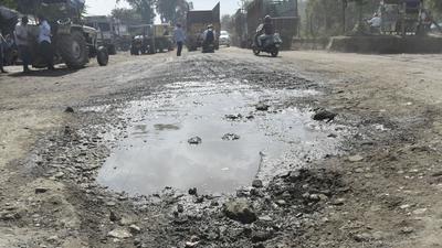 Pothole on Loha Mandi Road in Ghaziabad. (Sakib Ali/HT hoto) Pothole on Loha Mandi Road in Ghaziabad. (Sakib Ali/HT hoto)
