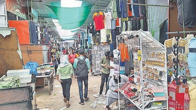 Fashion street at Camp in Pune. PCB has issued third public notice to Fashion street vendors over illegal constructions. (RAHUL RAUT/HT) Fashion street at Camp in Pune. PCB has issued third public notice to Fashion street vendors over illegal constructions. (RAHUL RAUT/HT)