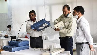 Trainers instruct election officials on handling of machines and the voting process, ahead of the MCG Ward 34 polls scheduled for October 3. (Vipin Kumar /HT PHOTO)