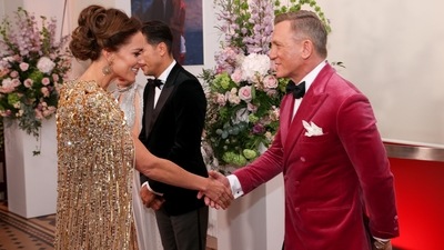 Catherine, Duchess of Cambridge, speaks with actor Daniel Craig at the world premiere of the new James Bond film No Time To Die. (REUTERS)