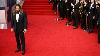 Actor Jason Momoa looked dashing as he posed for the paparazzi in a black tuxedo at the world premiere of the new James Bond film No Time To Die.&nbsp; (REUTERS)