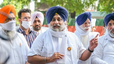 Chandigarh: Shiromani Akali Dal (SAD) president Sukhbir Singh Badal with party leaders after meeting the governor of Punjab regarding the farmers' land acquisition issue. (PTI) Chandigarh: Shiromani Akali Dal (SAD) president Sukhbir Singh Badal with party leaders after meeting the governor of Punjab regarding the farmers' land acquisition issue. (PTI)