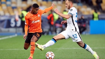 Champions League - Group D - Shakhtar Donetsk v Inter Milan - NSC Olimpiyskiy, Kyiv, Ukraine - September 28, 2021 Inter Milan's Federico Dimarco in action with Shakhtar Donetsk's Tete (REUTERS)