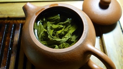 Green Tea: Research suggests that green tea has disinfectant and deodorizing properties that provides freshness to breathe. (Unsplash)