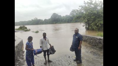 Khadavali Bridge submerged in water. Heavy rains across Thane district on Monday night led to the district losing contact with three villages in Khadavali, Shahpur. (HT PHOTO)