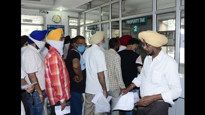 Residents queue up in large numbers to pay property tax at a suvidha kendra in Ludhiana on Wednesday. (Harsimar Pal Singh/HT) Residents queue up in large numbers to pay property tax at a suvidha kendra in Ludhiana on Wednesday. (Harsimar Pal Singh/HT)