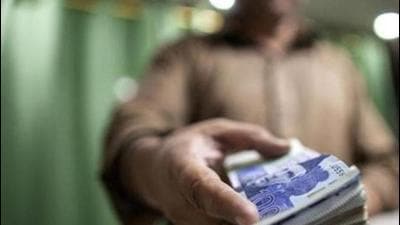A 28-year-old man lost  ₹3 lakh to a person who allegedly offered him currency of the United Arab Emirates (UAE) at a cheaper cost in exchange for Indian money in Pune. (Bloomberg (FOR REPRESENTATIONAL PURPOSE))