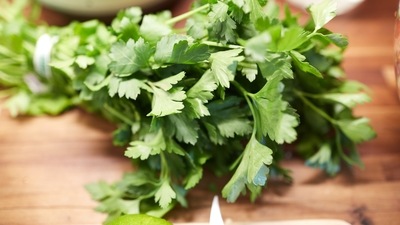 Parsley: Chewing on parsley leaves can effectively combat foul sulphur compounds. (Unspalsh)
