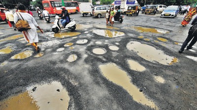 According to BMC officials, it has filled 40,000 potholes on all roads in Mumbai since April 2021. (HT Photo)