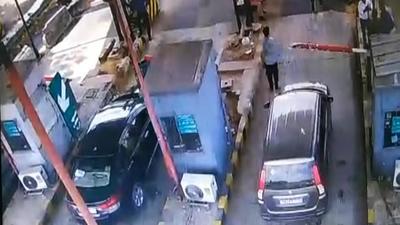 Three lanes of the Kherki Daula toll plaza were allegedly blocked by the Delhi Police personnel during the morning rush hour after they were denied free passage. Three lanes of the Kherki Daula toll plaza were allegedly blocked by the Delhi Police personnel during the morning rush hour after they were denied free passage.