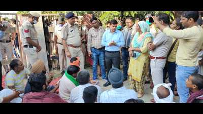After a drama of over an hour, Kurukshetra deputy commissioner Mukul Kumar, accompanied by other officials, reached the protesters and assured of taking up their issues with the higher authorities. (HT Photo) After a drama of over an hour, Kurukshetra deputy commissioner Mukul Kumar, accompanied by other officials, reached the protesters and assured of taking up their issues with the higher authorities. (HT Photo)