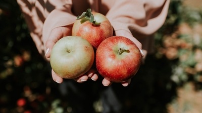 Apples: Had too much garlic? Apples can help get rid of the foul garlic after smell by neutralizing the foul-smelling compounds in garlic. (Unsplash)