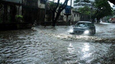 Extremely heavy rainfall lashed West Bengal’s capital Kolkata, and districts such as East Medinipur, West Medinipur and South 24 Parganas since Tuesday night.