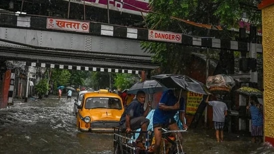 The MeT department has predicted water-logging in low-lying areas of cities and towns and damage to standing crops and advised fishermen not to venture into the sea till Thursday.(HT Photo)