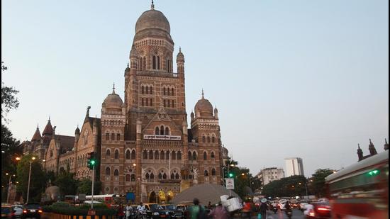 Following controversy over contractors quoting upto 40 percent less that estimated cost of ₹1,200 crore for road repairs and maintenance contracts, the Brihanmumbai Municipal Corporation (BMC) on Wednesday decided to scrap the tenders and reinvite bids. (HT FILE)