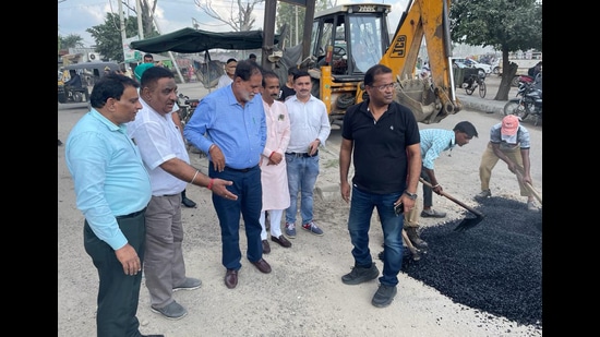 Ludhiana mayor Balkar Sandhu inspecting road repairs along with councillors and MC officials on Wednesday. (HT photo)