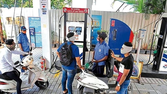 The Union government has maintained that it does not plan to bring down taxes on petrol-diesel immediately. This has fed into expectations that prices may not come down anytime soon.(HT Photo )