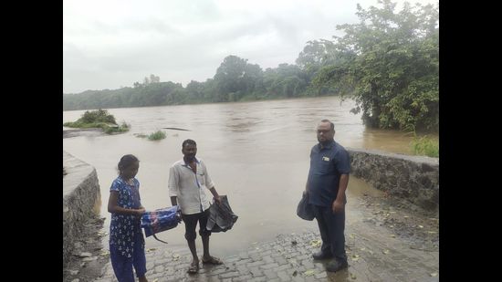 Khadavali Bridge submerged in water. Heavy rains across Thane district on Monday night led to the district losing contact with three villages in Khadavali, Shahpur. (HT PHOTO)