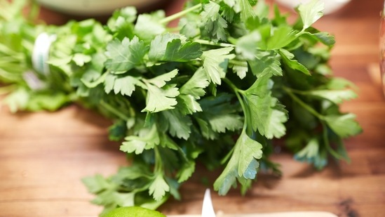 Parsley: Chewing on parsley leaves can effectively combat foul sulphur compounds.(Unspalsh)