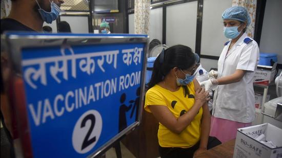According to the data of Brihanmumbai Municipal Corporation (BMC), 2,530,145 doses were administered between September 1 and 28 – 1,417,652 in civic-run centres, 1,014,231 in private hospitals and the remaining in state-run vaccination centres (VIJAY BATE/HT PHOTO)