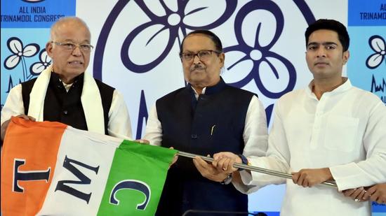 Trinamool Congress general secretary Abhishek Banerjee (R) hands over TMC flag to former Goa chief minister Luizinho Faleiro (L) as he joins the party in presence of senior TMC leader Subrata Mukherjee (C) in Kolkata,Wednesday, Sept. 29, 2021 (ANI)